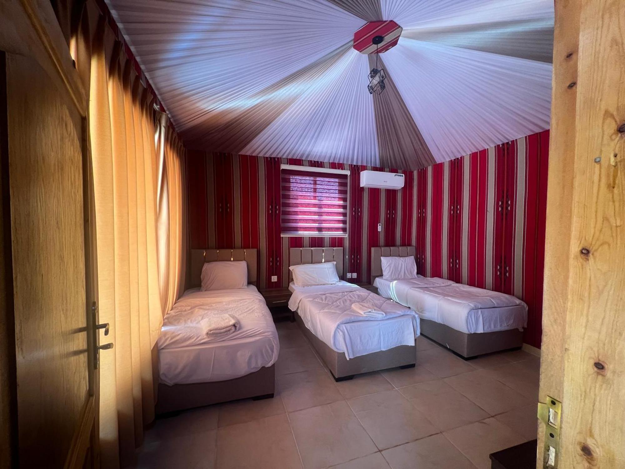 Rum Royal Flower Luxury Camp Wadi Rum Buitenkant foto